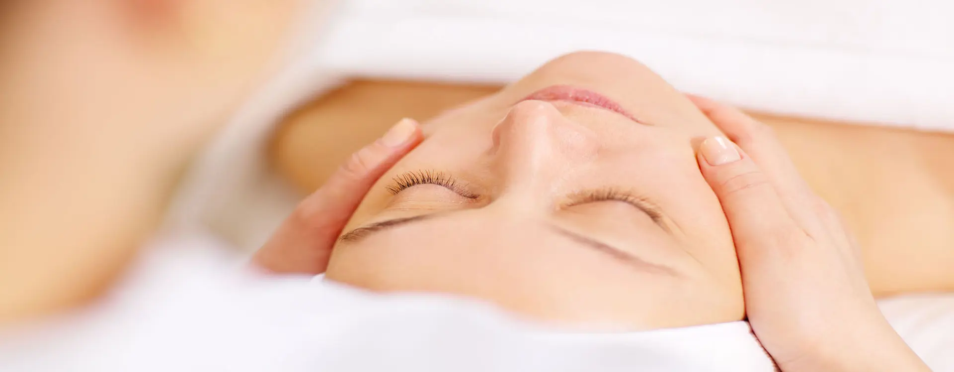 Yüzünüzü şımartın! Profesyonel cilt bakımı ve anti-aging terapilerle daha genç ve sağlıklı bir görünüm.